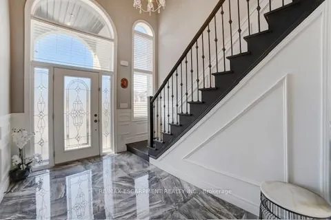 111 Vineberg Drive, Hamilton, ON L8W 4A3