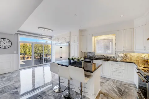 111 Vineberg Drive, Hamilton, ON L8W 4A3