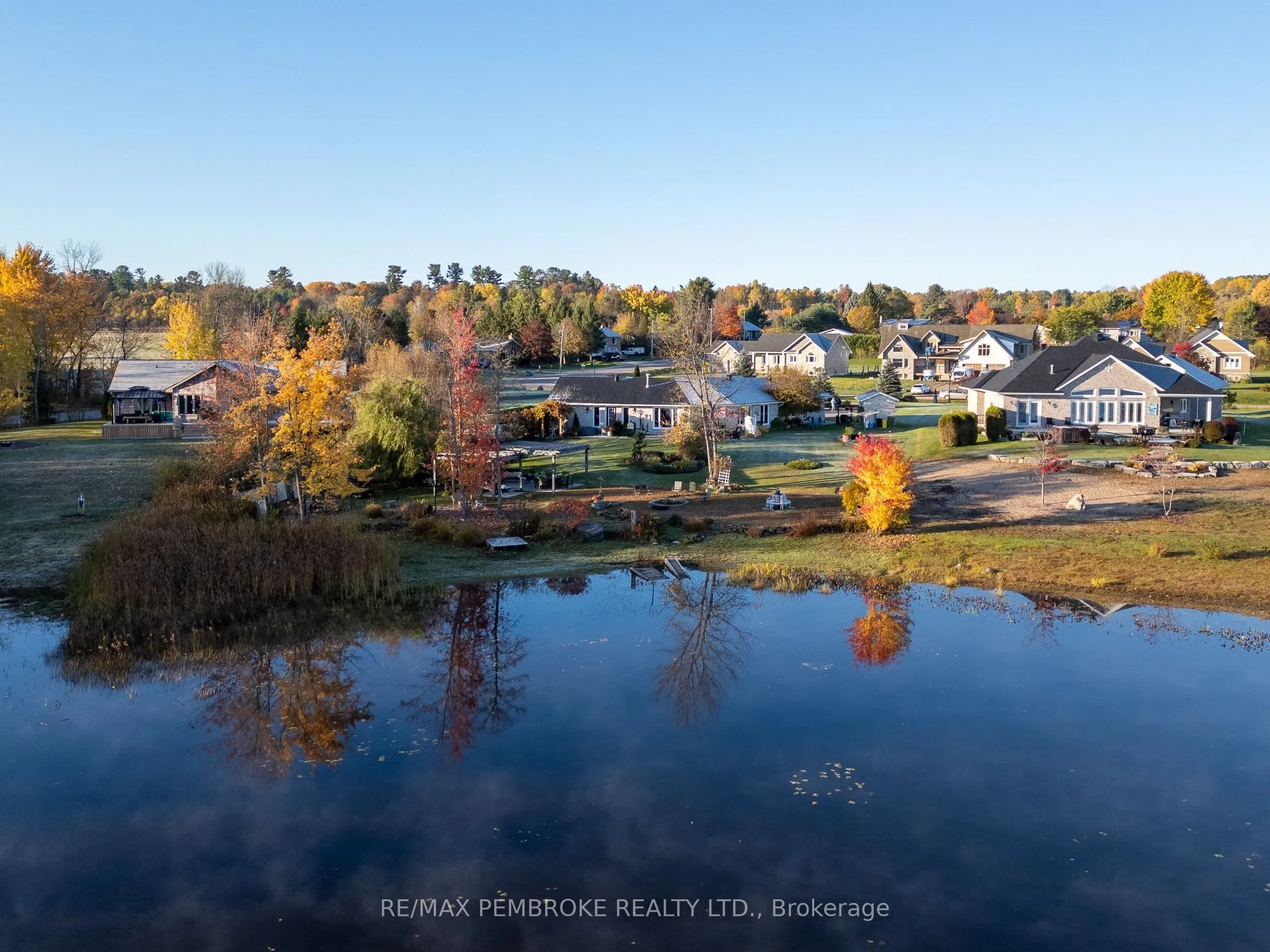 11 FAIRWAY Drive, Petawawa, ON K8A 8N2