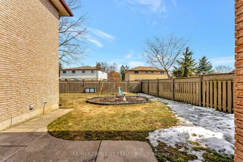 18 Sprucehill Drive, Brantford, ON N3R 3R6