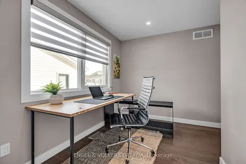 8 Roselawn Court, South of Baseline to Knoxdale, ON K2G 4J2