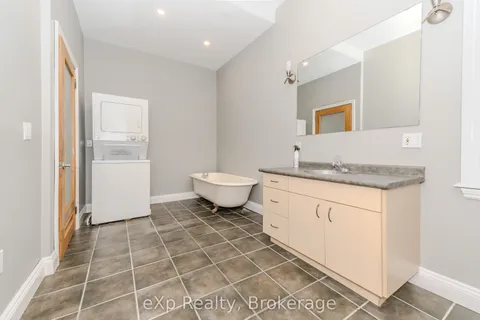 12 Fleet Street, Brant, ON N3T 3S7