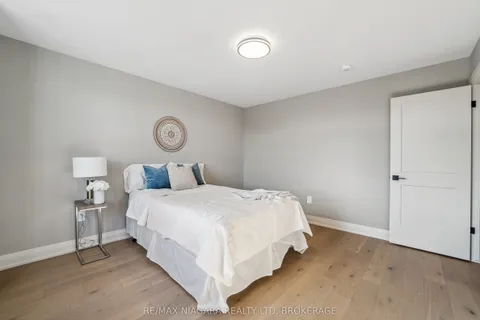 7429 Jonathan Drive, Niagara Falls, ON L2H 2T3