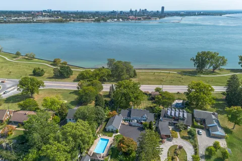 14 Lakeshore Road, Fort Erie, ON L2A 1B1