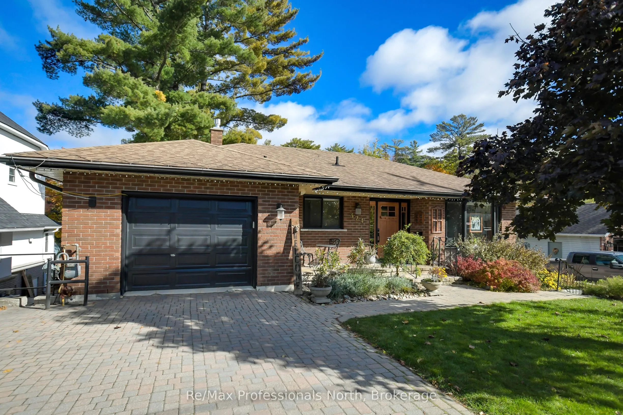 324 BETHUNE Drive, Gravenhurst, ON P1P 1B8