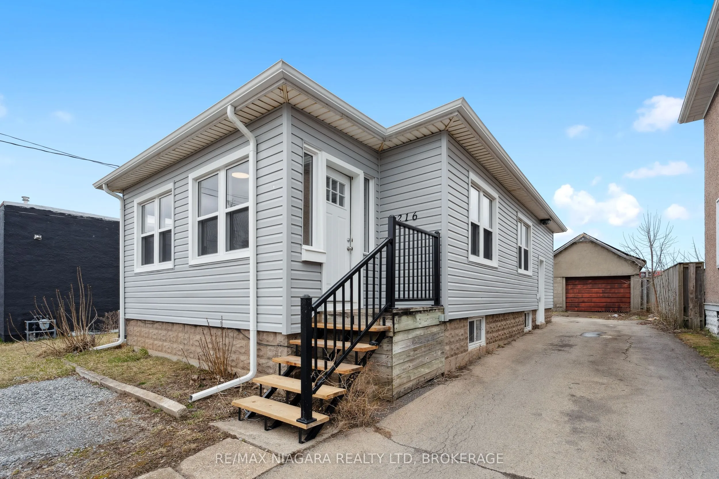 216 Burgar Street, Welland, ON L3B 2T4
