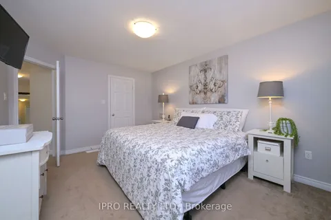 102 Oakes Crescent, Guelph, ON N1E 0J5