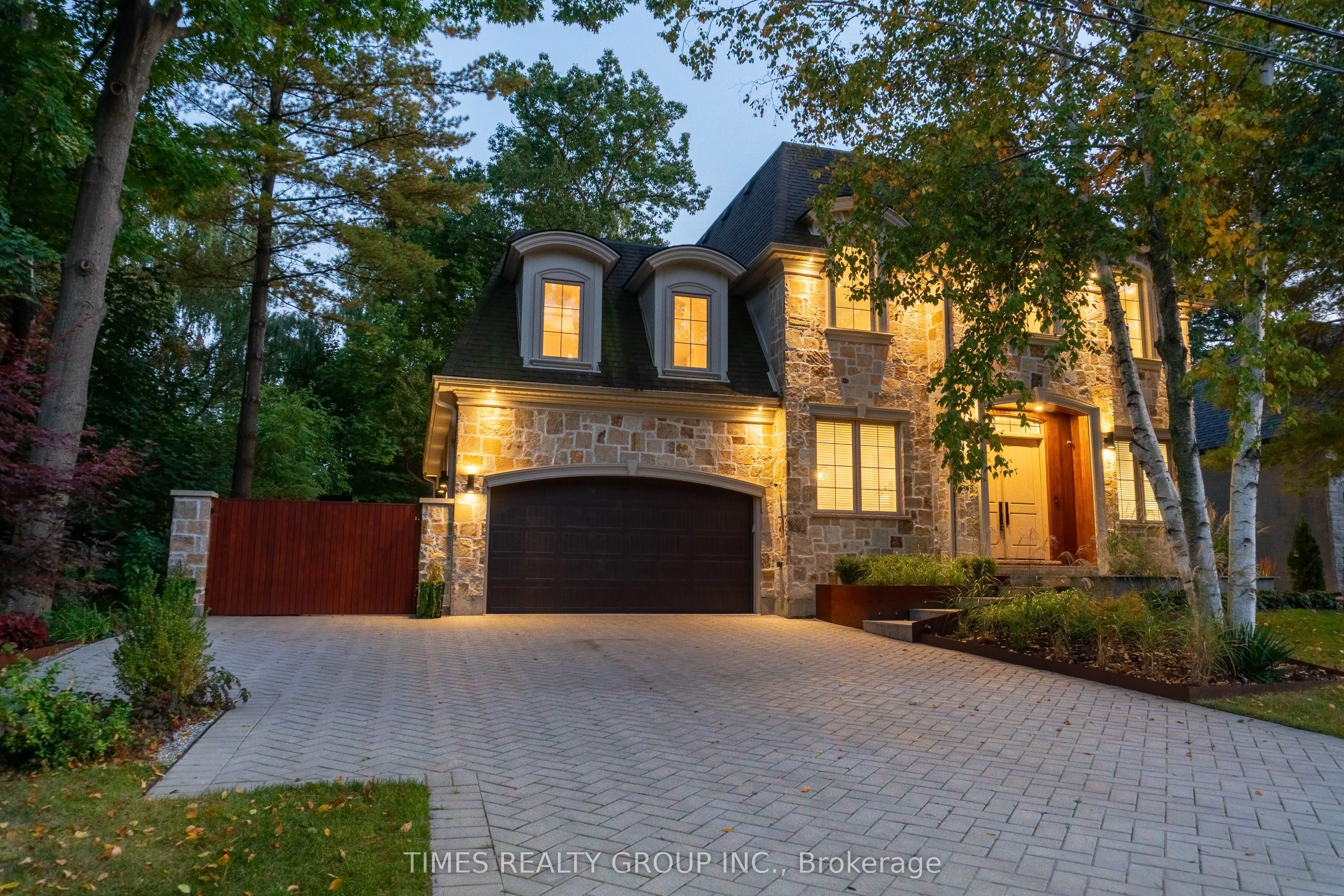 64 Ravina Crescent, Hamilton, ON L9G 2E7