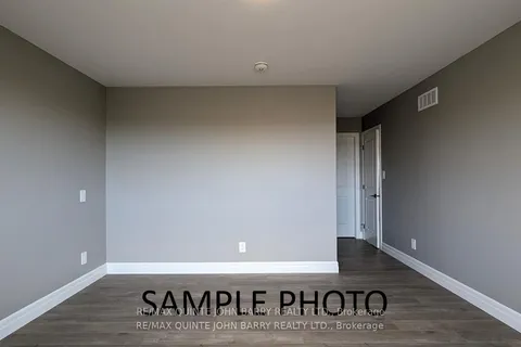 8 Parkland Circle, Quinte West, ON K8V 0R4
