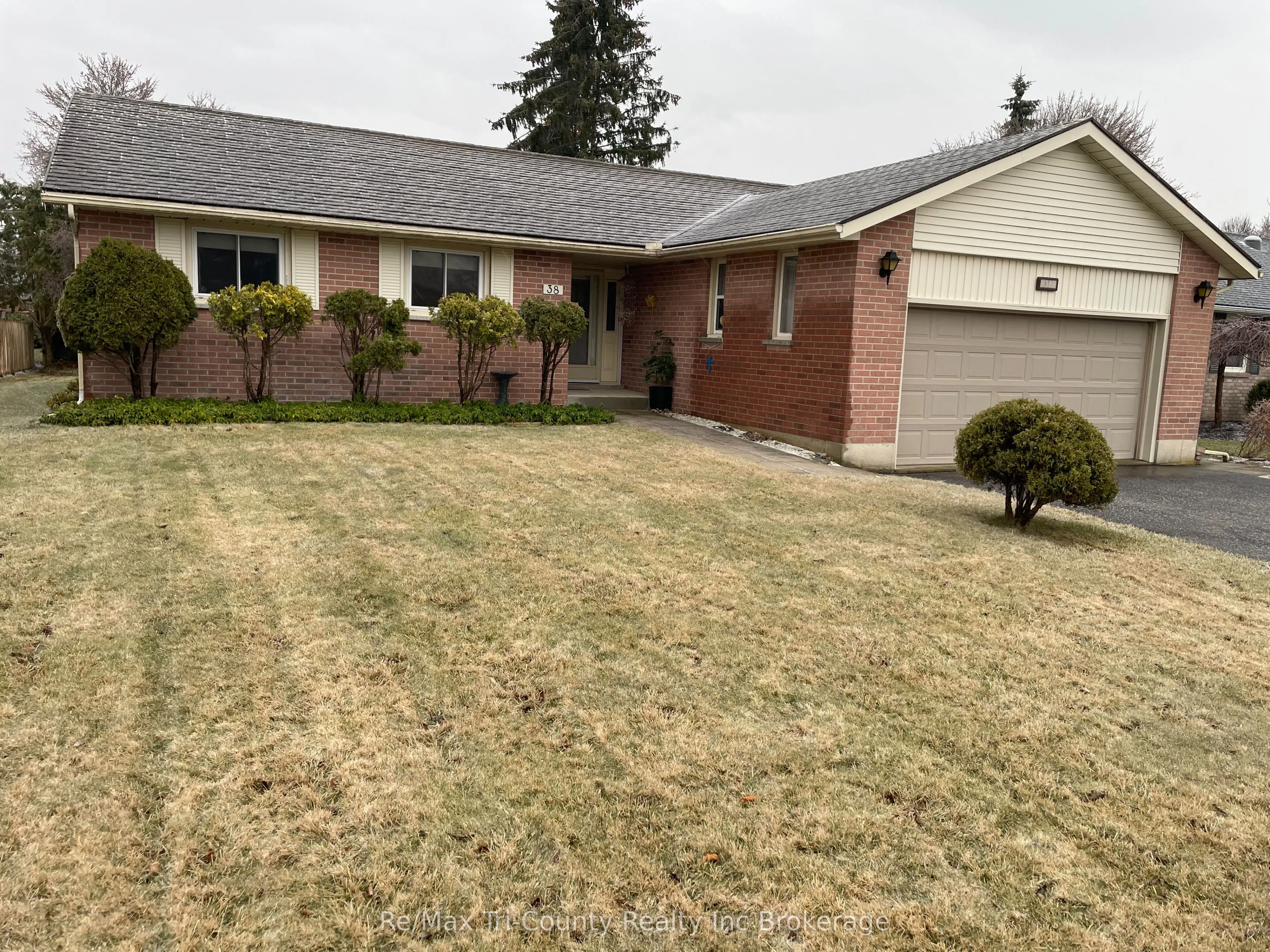 38 Adams Avenue, Tillsonburg, ON N4G 5B3
