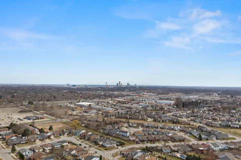 8015 Michael Street, Niagara Falls, ON L2H 2B6