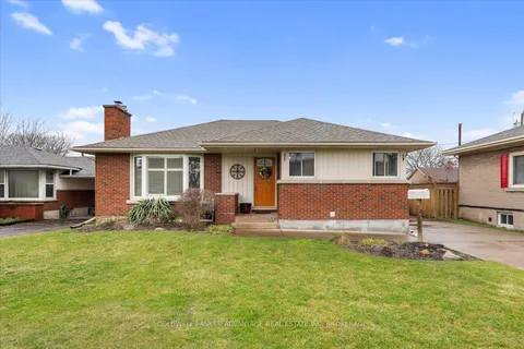 9 Meadowvale Drive, St. Catharines, ON L2N 3Z6