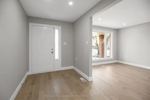 6 Barbara Court, Hamilton, ON L8W 2M2