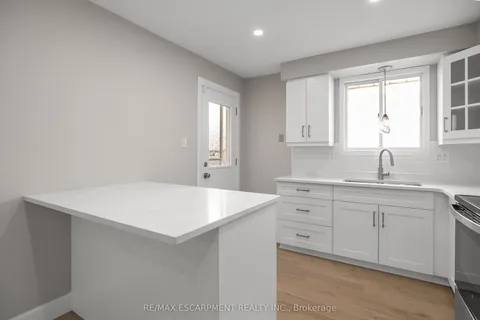 6 Barbara Court, Hamilton, ON L8W 2M2
