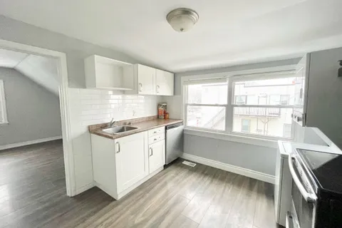23 St Patrick Street, St. Catharines, ON L2R 1J8