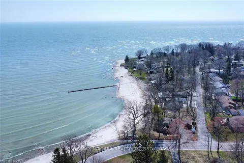 15 OAKRIDGE Crescent, Port Colborne, ON L3K 2T3