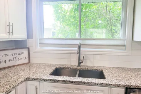 27 Meadow Park Drive, Huntsville, ON P1H 1G2