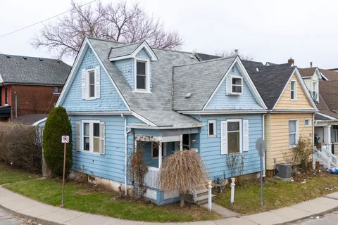 54 Harvey Street, Hamilton, ON L8L 2L8