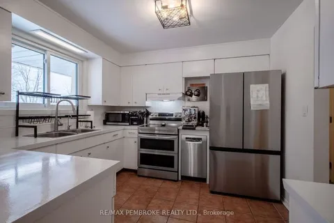 148 Forest Lea Road, Laurentian Valley, ON K8A 7S9