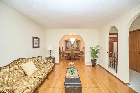 27 QUINN Avenue, Hamilton, ON L8W 1K4