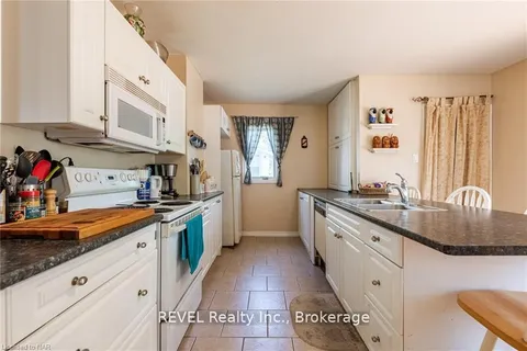4699 Ryerson Crescent, Niagara Falls, ON L2E 1E6