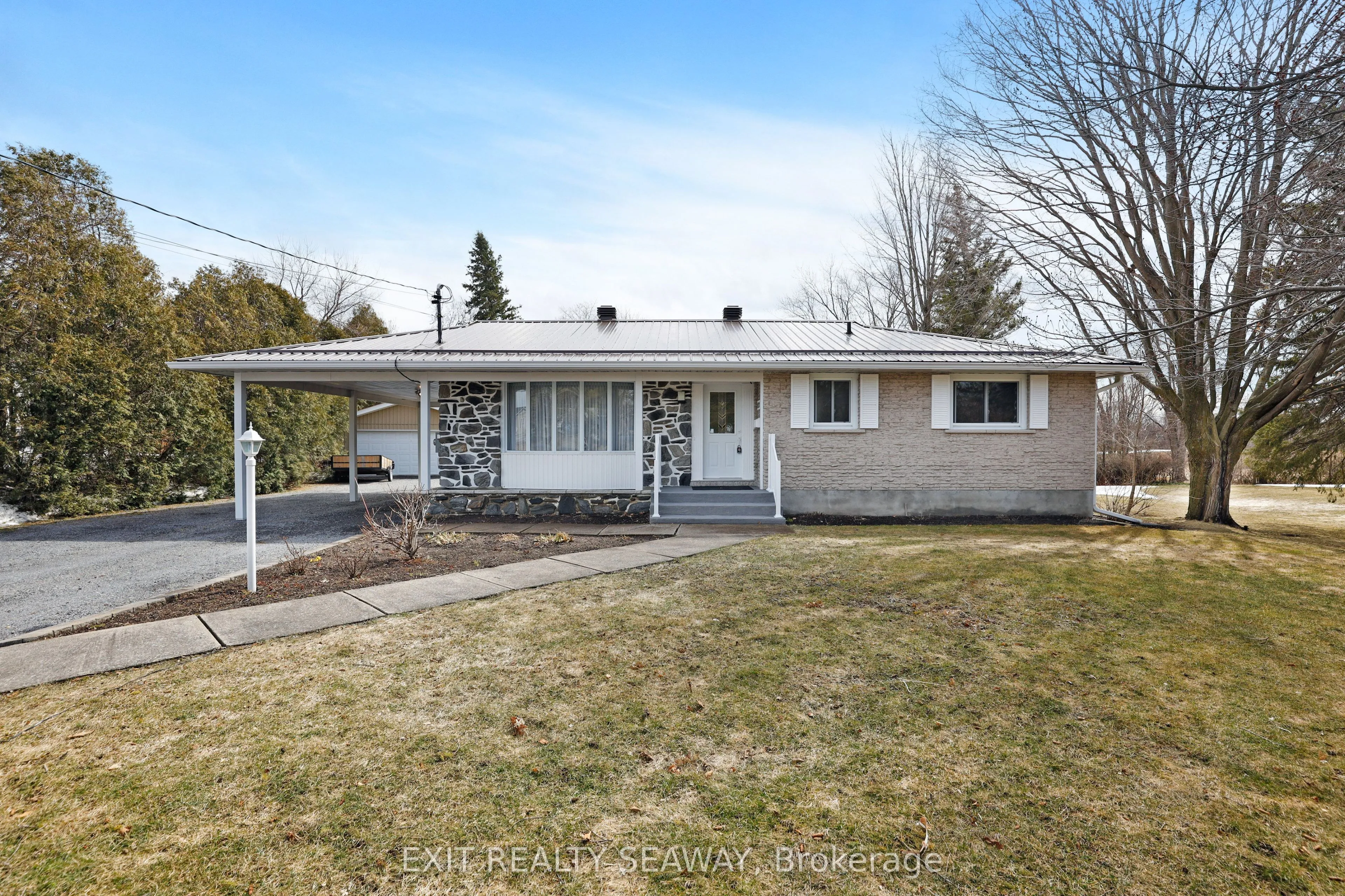 17300 Valade Road, South Stormont, ON K0C 2A0