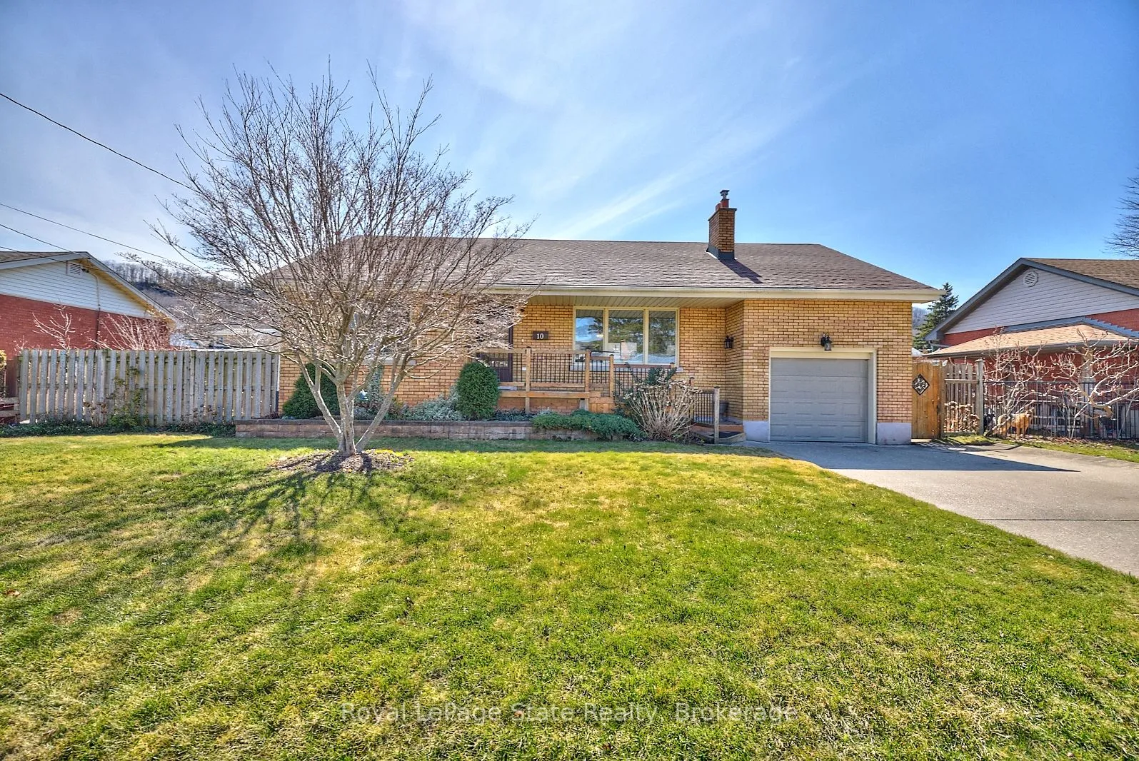 10 Hazelwood Avenue, Grimsby, ON L3M 1K1