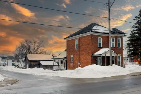 111 Brockville Street, Smiths Falls, ON K7A 3Y7
