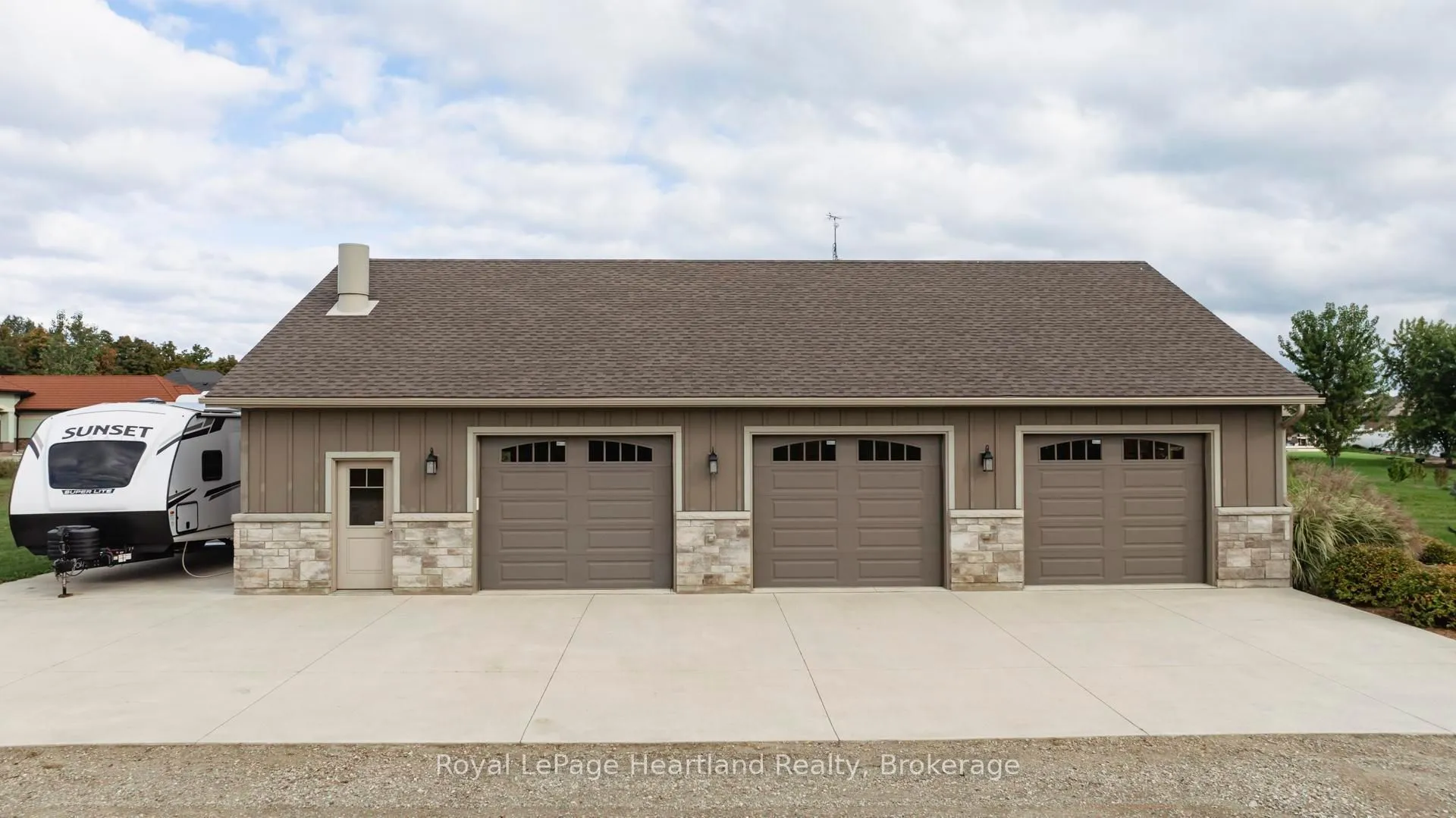 4640 LAKESHORE Road, Plympton-Wyoming, ON N0N 1J6