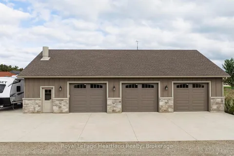 4640 LAKESHORE Road, Plympton-Wyoming, ON N0N 1J6