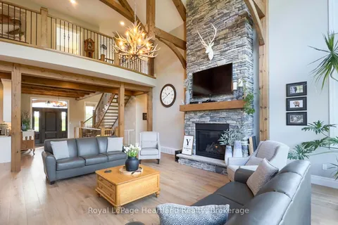 4640 LAKESHORE Road, Plympton-Wyoming, ON N0N 1J6