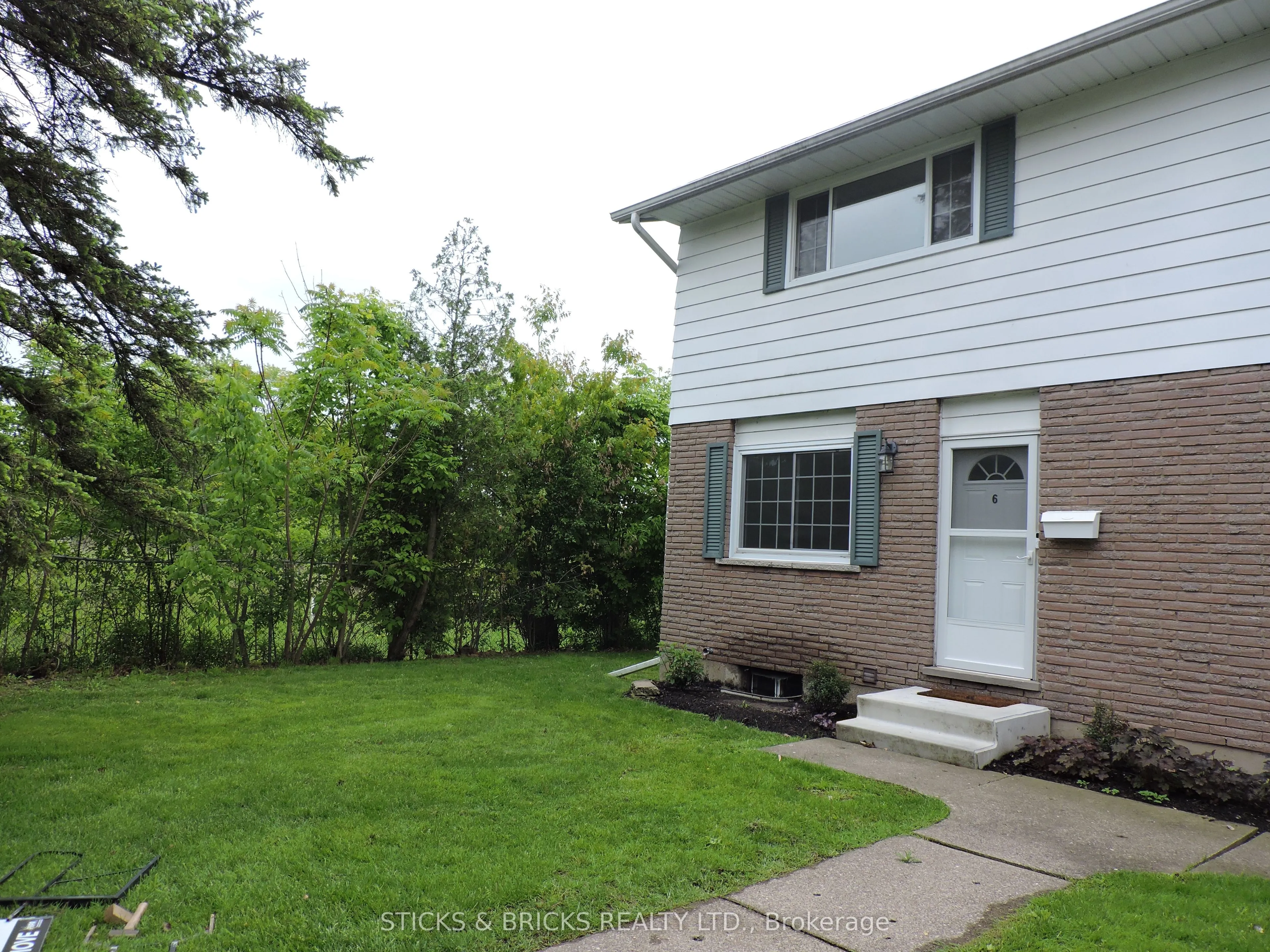 5852 Frontenac Street, Niagara Falls, ON L2G 3A9