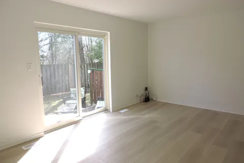 5852 Frontenac Street, Niagara Falls, ON L2G 3A9