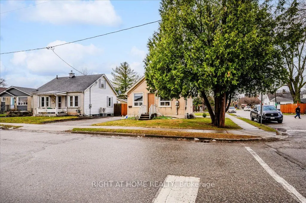 61 Elmwood Avenue, Cambridge, ON N1R 4Y3