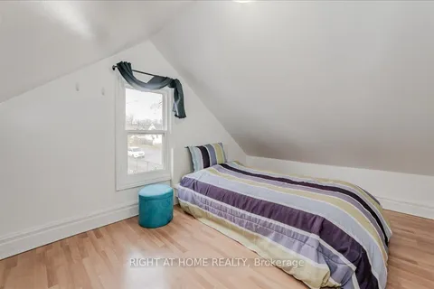 61 Elmwood Avenue, Cambridge, ON N1R 4Y3