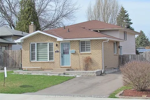 48 Larchwood Circle, Welland, ON L3C 6T2