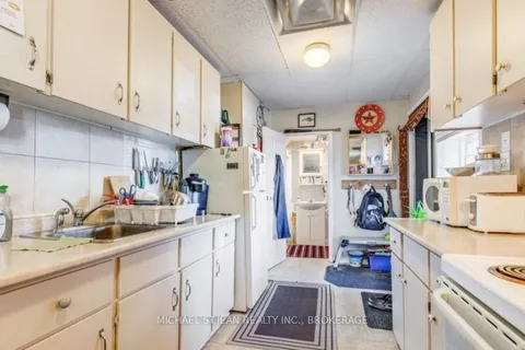 14 Victoria Avenue, Hamilton, ON L8L 5E1
