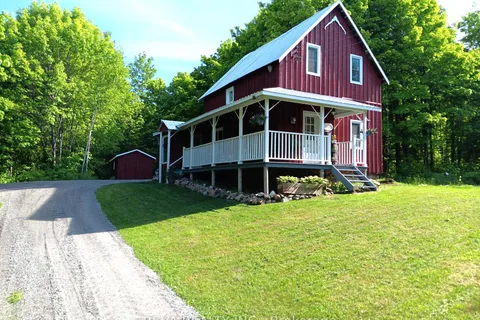 1476 Hillsview Road, Hastings Highlands, ON K0L 2R0