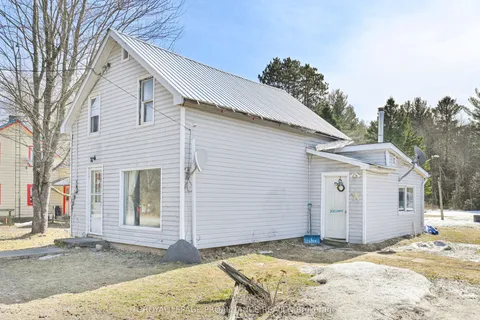 16 Glastonbury Road, Addington Highlands, ON K0H 2G0
