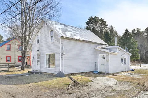 16 Glastonbury Road, Addington Highlands, ON K0H 2G0