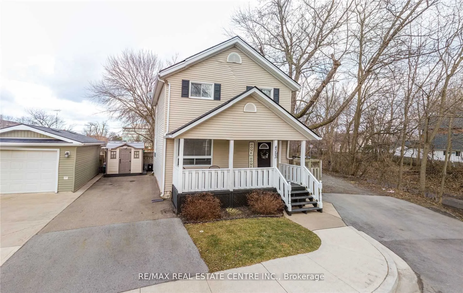 4353 Ellis Street, Niagara Falls, ON L2E 1H3