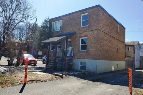 195 Peres Blancs Avenue, Vanier and Kingsview Park, ON K1L 7M2