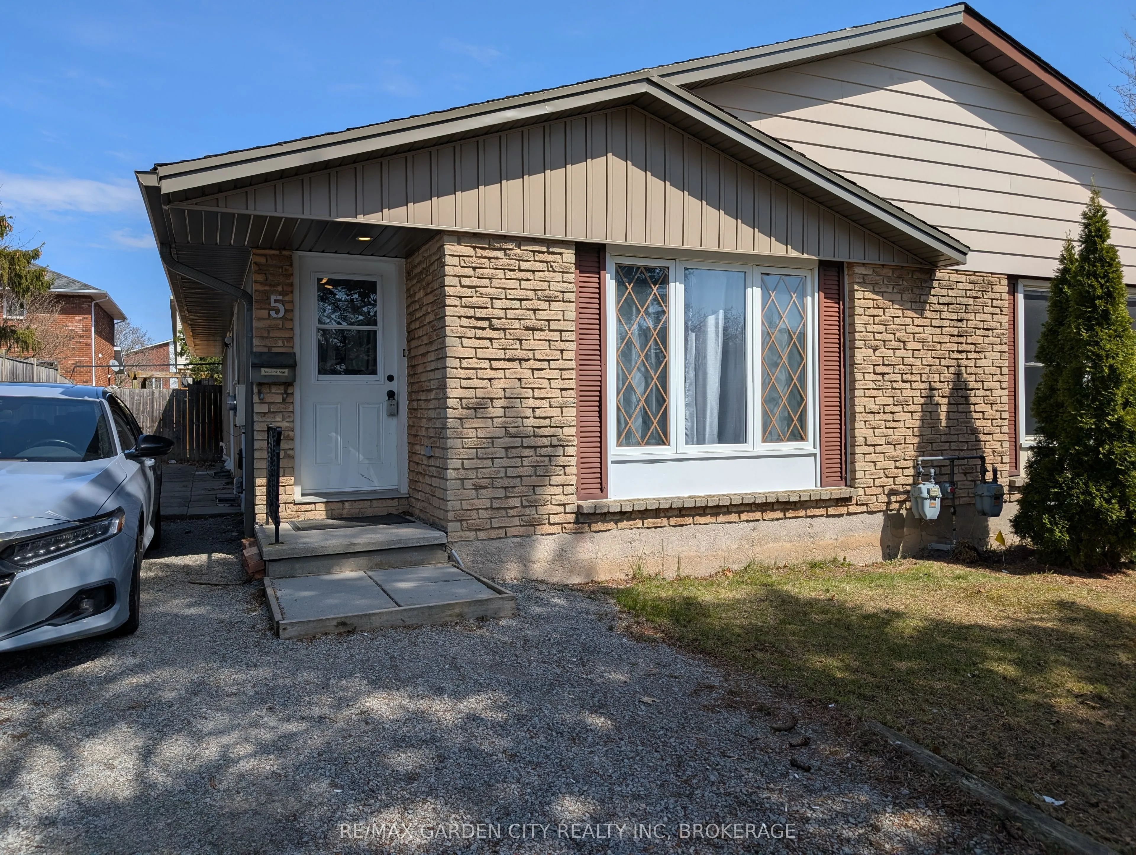 5 CALCOTT Court, Thorold, ON L2V 4J9