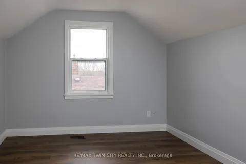32 DUNDAS Street, Brantford, ON N3R 1R5