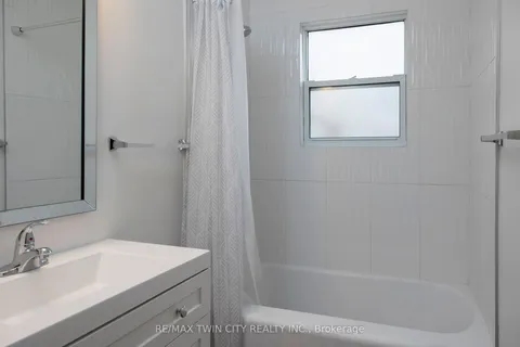 32 DUNDAS Street, Brantford, ON N3R 1R5