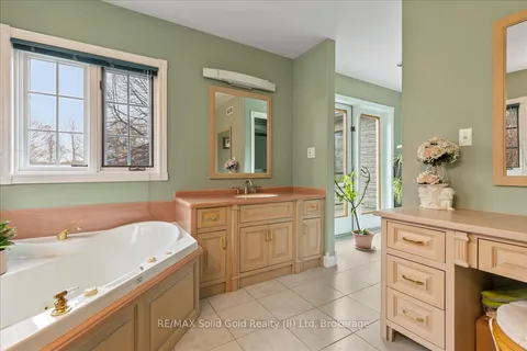 2 Hickory Hollow, Brant, ON N0E 1N0
