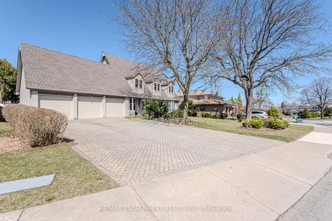 136 Country Club Drive, Hamilton, ON L8K 5W2