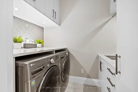 10 Leaver Avenue, Cityview - Parkwoods Hills - Rideau Shore, ON K2E 5P6