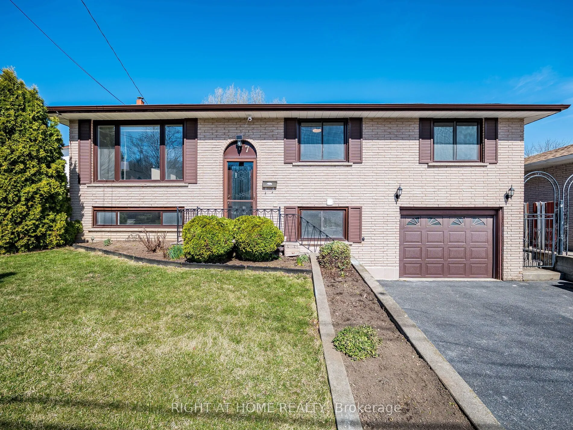 7 Capilano Drive, Hamilton, ON L8K 6A4