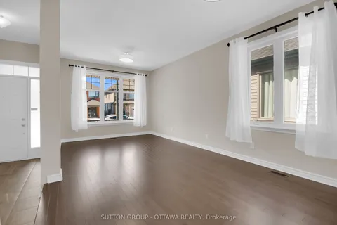 809 Carnelian Crescent, Blossom Park - Airport and Area, ON K1X 0A8